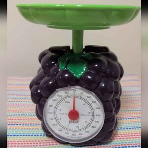 Grape-Themed Kitchen Scale with Green Tray